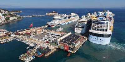 Kuşadası'na 3 Kruvaziyerle 9 Bin 130 Turist Geldi