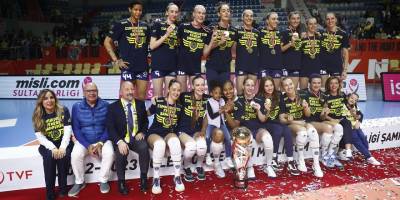 Sanmar Sponsorluğundaki Fenerbahçe Opet Kadın Voleybol Takımı Şampiyonluğu Kutluyor