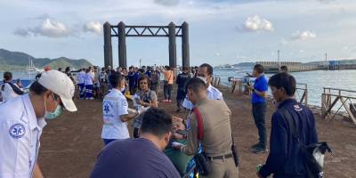 Turistleri taşıyan sürat teknesi deniz fenerine çarptı