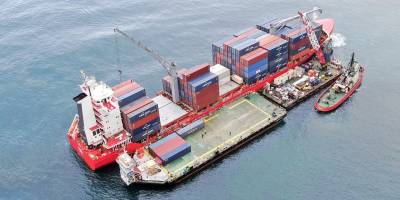 Karaya oturan yük gemisinden konteynerler tahliye ediliyor