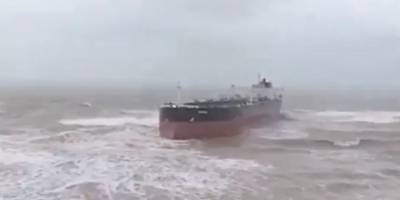 Sarıyer'de Bir Gemi Sürüklenerek Karaya Oturdu