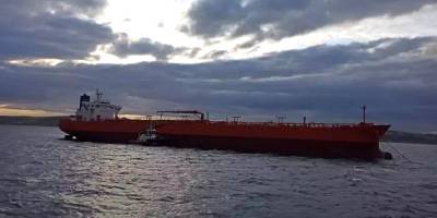 Makineleri arızalanan gemi limana çekildi