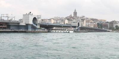 Tur teknesi Galata Köprüsü'ne çarptı