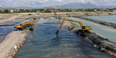 Van Gölü'nün zemini balçık ve dip çamurundan arındırılıyor