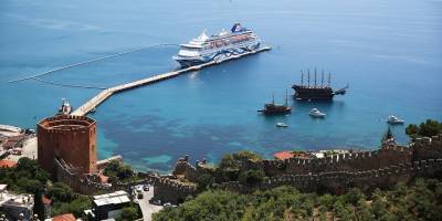 Panama bayraklı kruvaziyer 1601 turistle Alanya'ya geldi