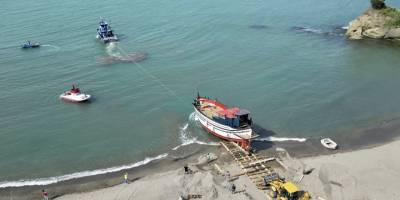 Osmanlı'ya gemi üretilen ilçede ‘çektirme tekne’ denize indirildi