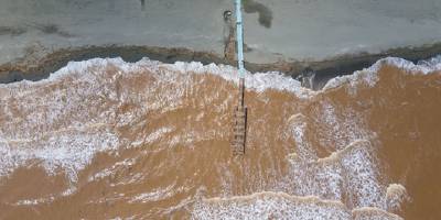 Sağanak yağışın ardından denizin rengi kahverengileşti