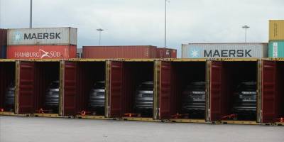 Konteynerle Uzak Doğu'dan gelen arabalar Körfez'den alıcılarına ulaştırılıyor