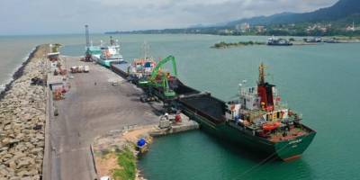Ünye'de aynı anda 3 gemi yükleme boşaltma yaptı