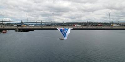 Anadolu Efes'in şampiyonluk bayrakları İstanbul Boğazı'nda dalgalanıyor