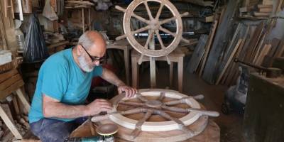 El işçiliğiyle yaptığı dümenlerle tekne ve gemilere yön veriyor