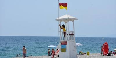 Sahildeki renkli uyarı bayrakları hayati öneme sahip