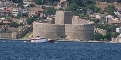 Çanakkale Boğazı'nda durdurulan teknede 83 düzensiz göçmen yakalandı
