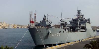 Dev çıkarma gemileri depremzedeler için yüzer hastane oldu