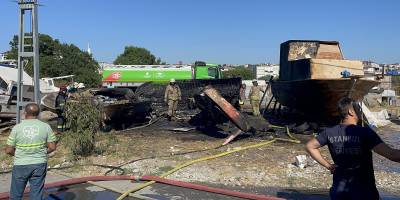 Atölyede çıkan yangında 5 tekne yandı