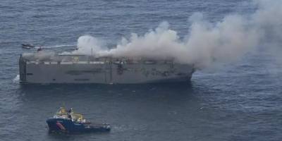 "Fremantle Highway" adlı kargo gemisi salı gecesinden beri yanıyor