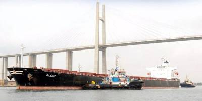 'Glory' yük gemisi karaya oturdu