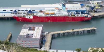 İngiltere'de sığınmacı gemisine getirilen göçmenlere "Hoş geldin paketi"