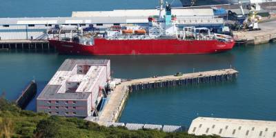 Aktivistler, sığınmacıları gemiye götürecek otobüse engel oldu