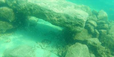 Van Gölü'nde özel işaretli mezar taşları bulundu