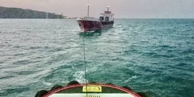 Arızalanan kargo gemisi Büyükdere'ye demirletildi