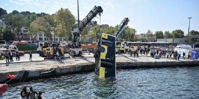 Eminönü'nde denize düşen İETT otobüsü çıkarıldı