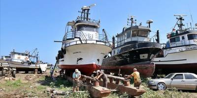 Karadenizli balıkçılar teknelerine son bakımları yapıyor