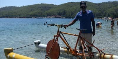 Deniz bisikletiyle turizme hizmet ediyor