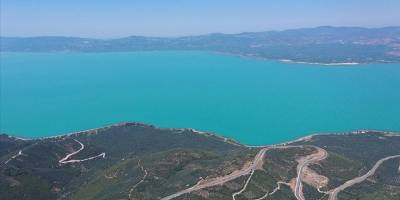 İznik Gölü turkuaz rengine büründü