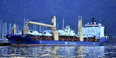 Lüks motor yatlar Marmaris'e kargo gemisiyle getirildi