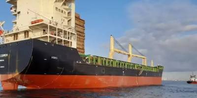 Arızalanan 166 metrelik gemi demirletildi