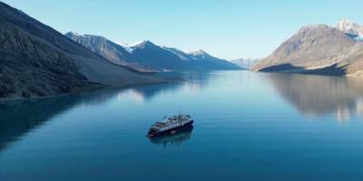 Grönland’ın kuzeydoğusunda mahsur kalan lüks yolcu gemisi kurtarılmayı bekliyor