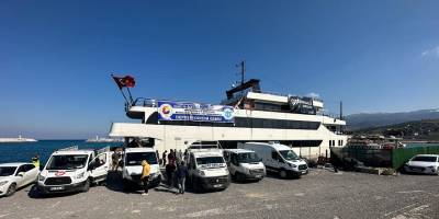 Yardım gemisi, 1000 depremzedeye 3 öğün sıcak yemek ulaştırıyor