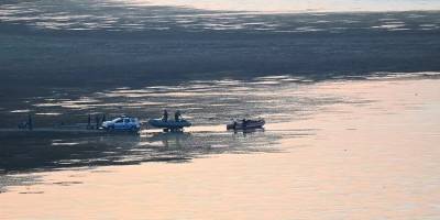 Orman yangınına müdahale eden helikopter baraja düştü