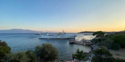 Sivrice Koyu'na sığınan gemi hareket ederek açıkta demirledi