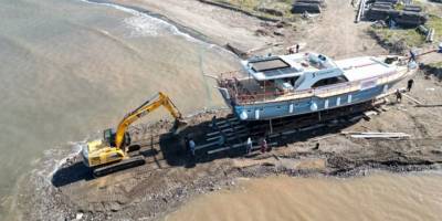 Yapımı 2 yılda tamamlanan gulet yat Bartın'da denize indirildi