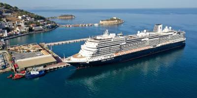 Kuşadası'na dev kruvaziyerle 2 bin 600 turist geldi
