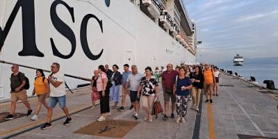 Aydın'ın Kuşadası ilçesine 7 kruvaziyerle 8 bin 370 turist geldi.