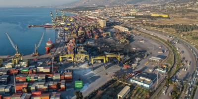 Yangın sonucu kullanılamaz hale gelen konteynerler taşınıyor