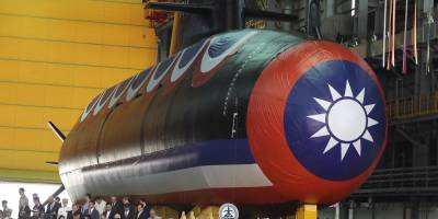 Tayvan ilk yerli denizaltı prototipini test için suya indirdi