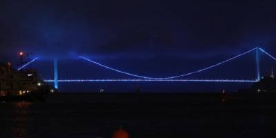 İstanbul'daki köprüler Dünya Denizcilik Günü için ışıklandırıldı