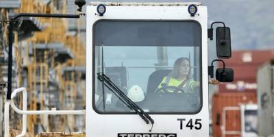 Temizlik görevlisi olarak başladığı limanda yükleri taşıyor