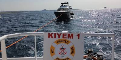 Çanakkale Boğazı'nda su alan tekne kurtarıldı