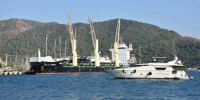 Lüks motor yatlar Marmaris'e kargo gemisiyle getirildi
