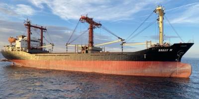 Dümeni arızalanan gemi güvenli bölgeye demirledi