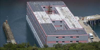 İngiltere'de "göçmen gemisi"ne dönüşler başladı