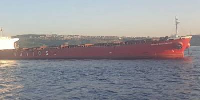 Elektrik arızası yapan gemi güvenli bölgeye demirletildi