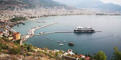 "Azamara Pursuit" Alanya Limanı'na demirledi