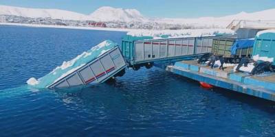 Van Gölü'nde vagonlar göle düştü