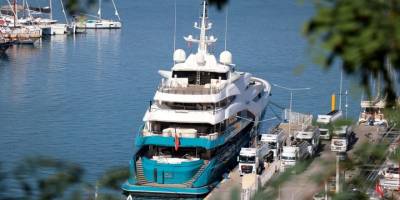 Mega yat "Sunrays" yakıt ikmali için Fethiye'ye geldi